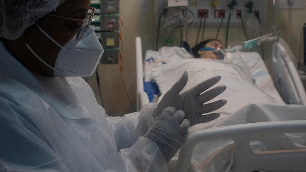 Korona virus, delta i omikron sojevi: Zašto se vakcinisani i dalje zaražavaju a nije da vakcine ne rade 2 A healthcare professional takes care of a patient who is on a respirator