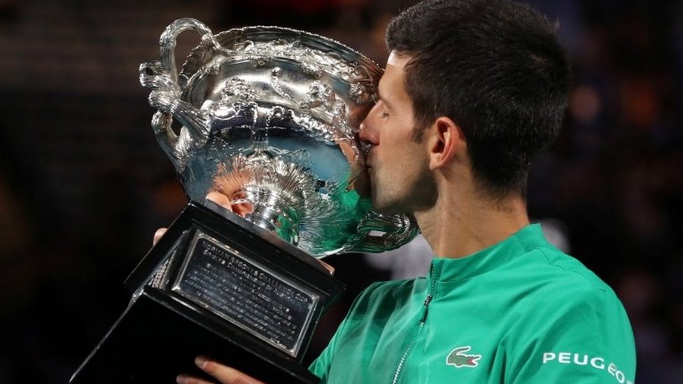 Novak Đoković i tenis: Srpskom teniseru ukinuta australijska viza - ništa od odbrane titule u Melburnu 1 Novak Djokovic kisses a trophy he was awarded for winning last year's Australian Open title