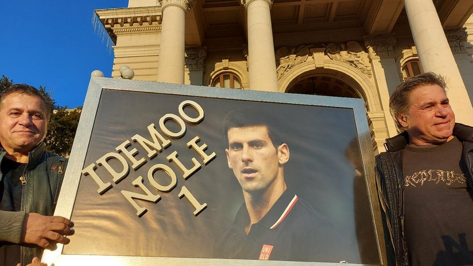 Novak Đoković: Srpski teniser drugi put preboleo kovid u decembru i tako dobio medicinsko opravdanje da se ne vakciniše, tvrde njegovi advokati 4 Skup podrške Đokoviću