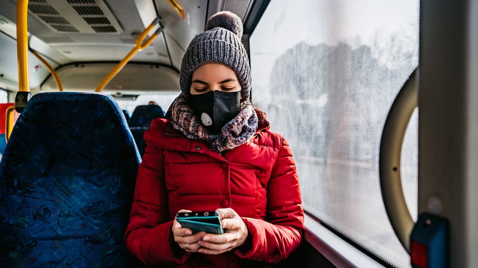 Korona virus: Uprkos rastu broja zaraženih, epidemiolozi u Srbiji očekuju „kontrolisanu situaciju" na proleće, Crna Gora skraćuje period izolacije 4 Maske su obavezne u javnom prevozu u Srbiji