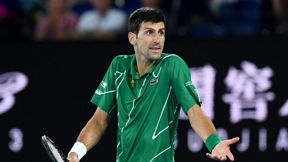 Korona virus, Novak Đoković i sport: Zašto neki vrhunski sportisti oklevaju da prime vakcinu 1 Djokovic shrugging his shoulders during the 2020 Australian Open