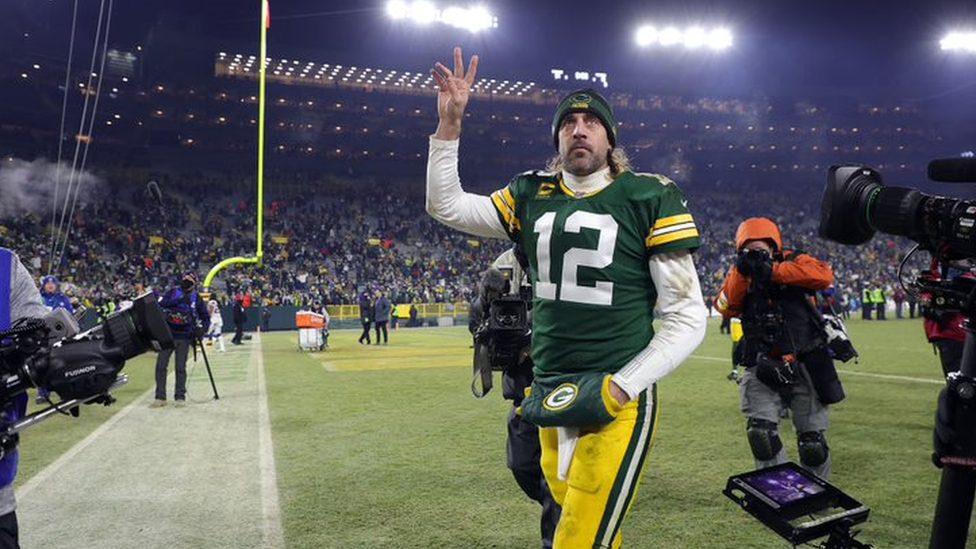 Korona virus, Novak Đoković i sport: Zašto neki vrhunski sportisti oklevaju da prime vakcinu 3 Aaron Rodgers walking off the pitch