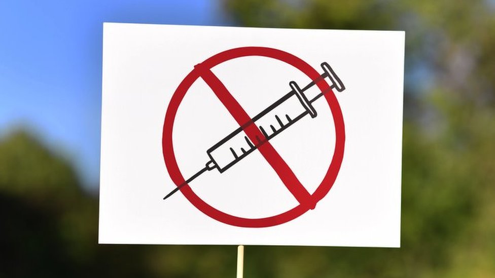 Korona virus, Novak Đoković i sport: Zašto neki vrhunski sportisti oklevaju da prime vakcinu 4 Anti-vaccine placard