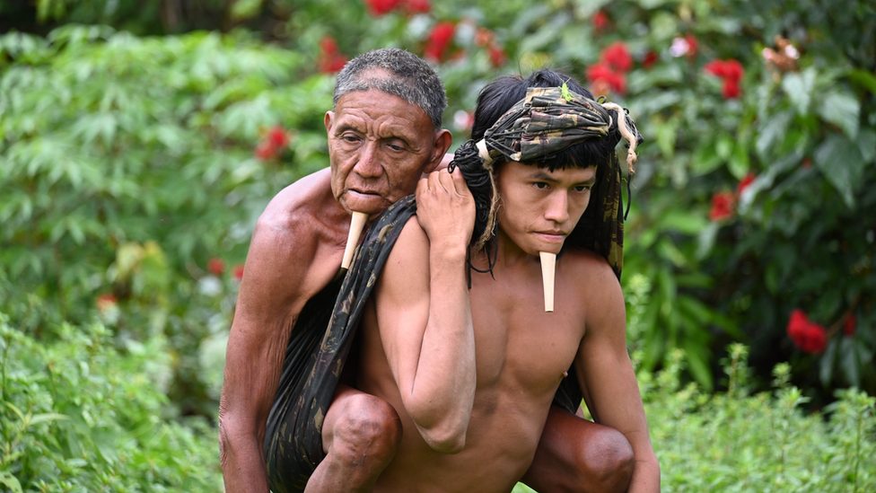 Brazil, Amazonija i Kovid: Pet dana nosio oca na leđima kroz šumu - da bi primio vakcinu 1 Tawy Zo'e carrying his father