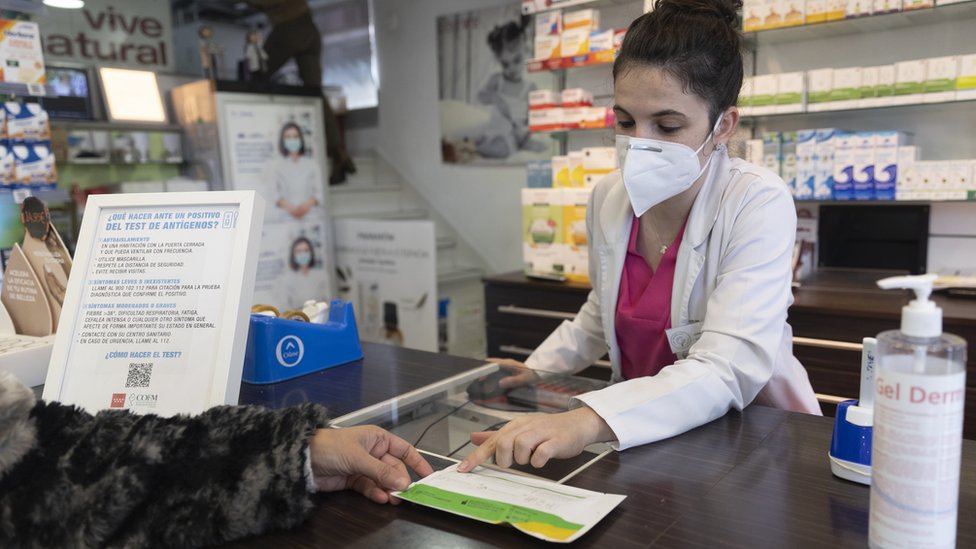 Korona virus: U Srbiji ozbiljna epidemiološka situacija, u Australiji najviše umrlih u jednom danu od početka pandemije 1 A pharmacist shows an antigen test to a person at 'Las Gemelas' pharmacy, on 10 January, 2022 in Madrid, Spain