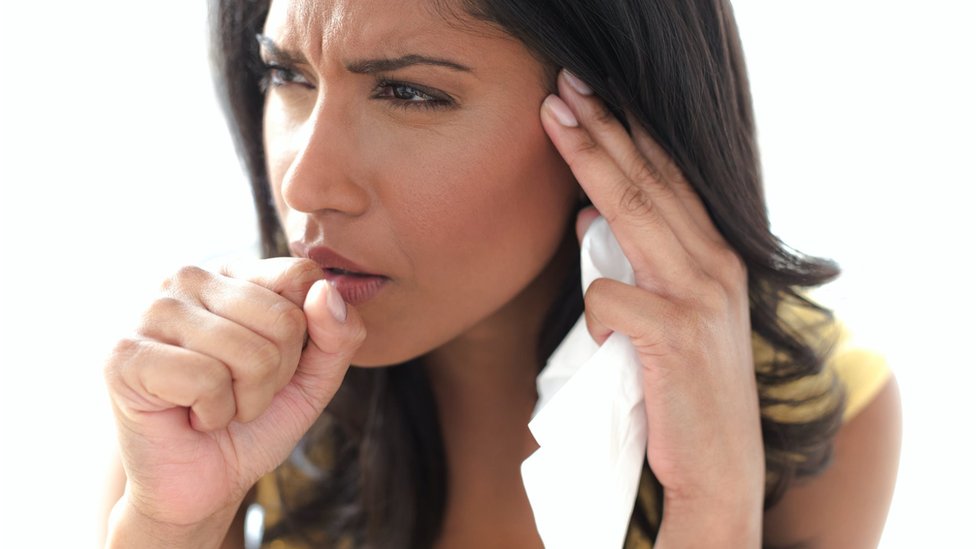 Korona virus i omikron soj: Koliko je dugo zarazan neko sa kovidom 3 A woman coughing