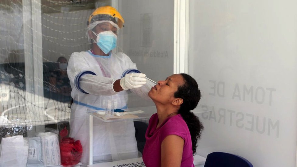 Korona virus i omikron soj: Koliko je dugo zarazan neko sa kovidom 1 A health worker takes a COVID-19 test sample on a woman on November 3, 2020 in Medellin, Colombia.