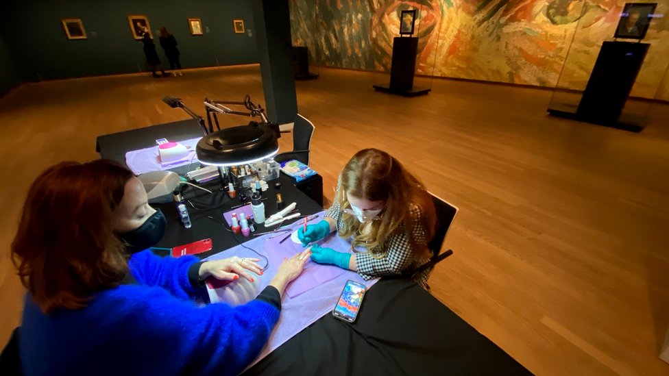 Korona virus i Holandija: Neobične kovid mere - ne može u kafić i muzej, može na manikir i u teretanu 1 Nails in the Van Gogh Museum