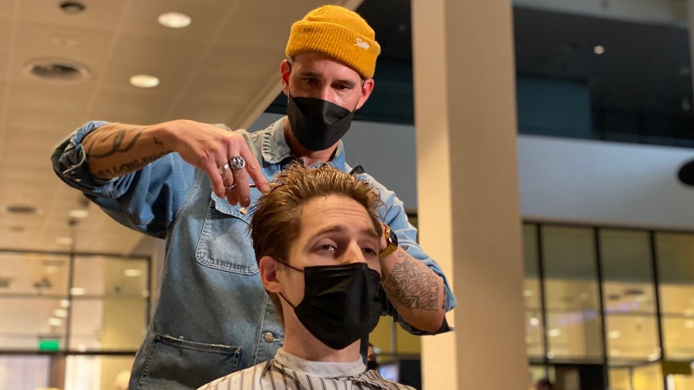 Korona virus i Holandija: Neobične kovid mere - ne može u kafić i muzej, može na manikir i u teretanu 3 Hair in the Van Gogh salon