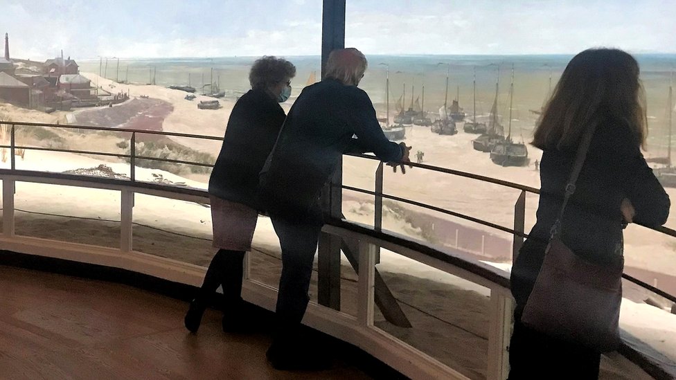 Korona virus i Holandija: Neobične kovid mere - ne može u kafić i muzej, može na manikir i u teretanu 2 The Panorama Mesdag invited people for a "mental booster", to view the largest painting in the Netherlands, the Panorama of Scheveningen