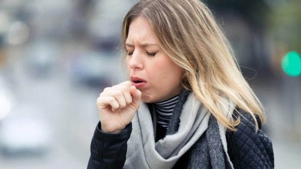 Korona virus i omikron soj: Koliko je dugo zarazan neko sa kovidom 5 A woman coughing