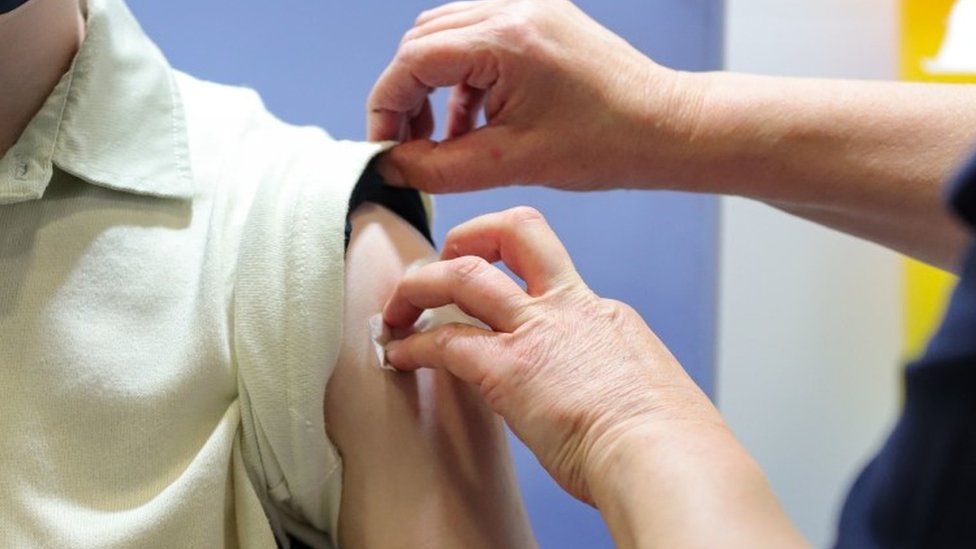Korona virus: U Srbiji skoro 20.000 novih slučajeva zaraze, u Australiji rekord preminulih u danu, u Rusiji raste broj novozaraženih 1 Person receiving a Covid-19 vaccine