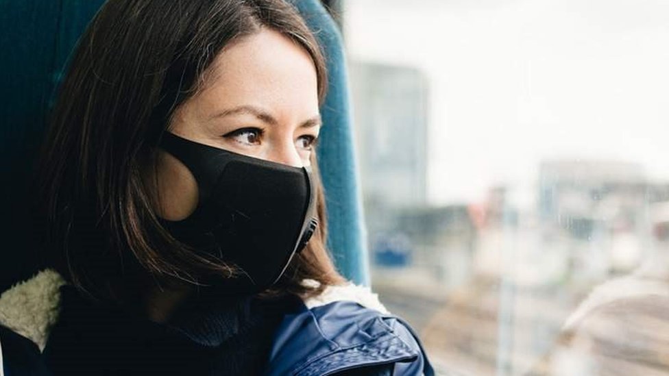 Korona virus:Blizu 4.000 pacijenata u bolnicama u Srbiji, u Britaniji se traže dobrovoljci koji će se namerno zaraziti zarad nauke 1 devojka s maskom
