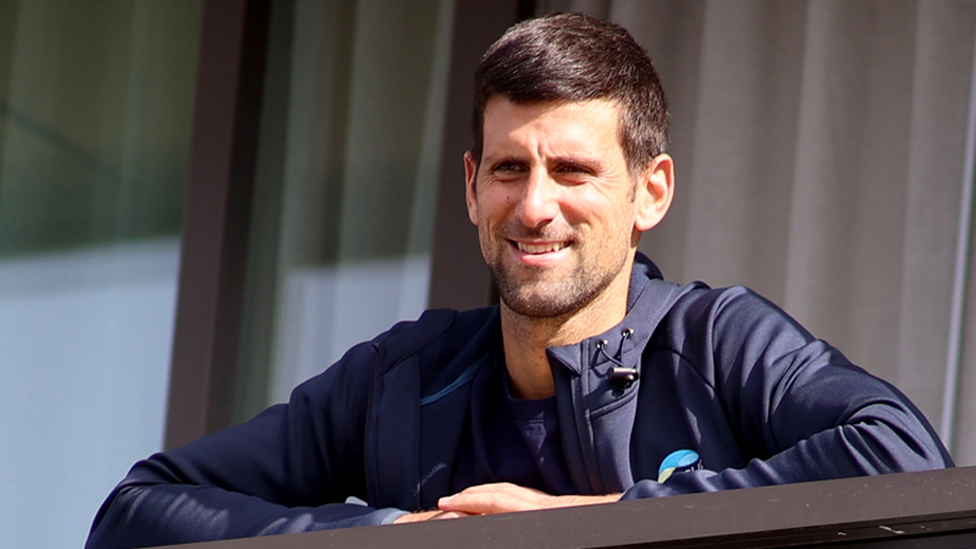 Novak Đoković i korona virus: Zašto je sporan tajming kovid testa srpskog tenisera 1 Novak Djokovic on his balcony at M Suites, in North Adelaide, on 28 January 2021
