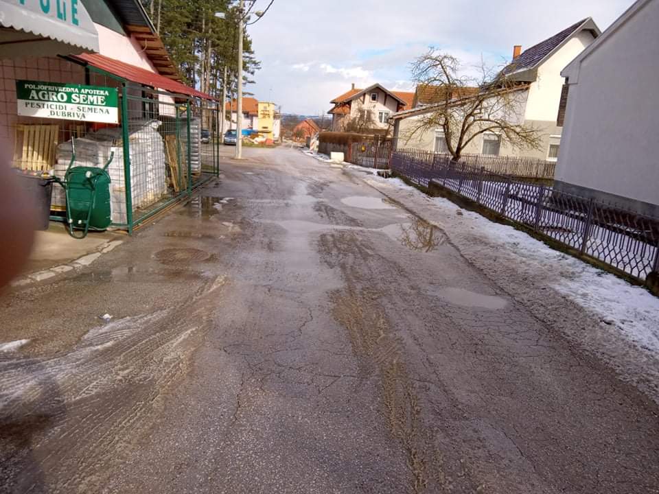 Mršinci: Deca godinama gaze po blatu (FOTO, VIDEO) 1 mrsinci1