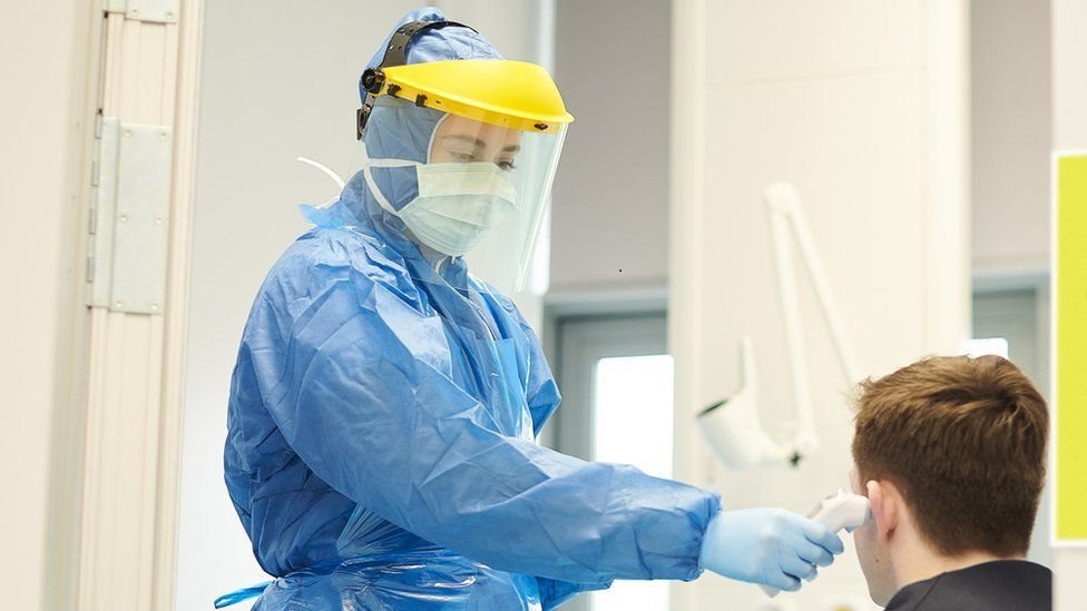 Korona virus: Podvarijanta omikrona otkrivena u Sloveniji i Hrvatskoj, u EU od danas ograničeno važenje kovid sertifikata 1 merenje temperature