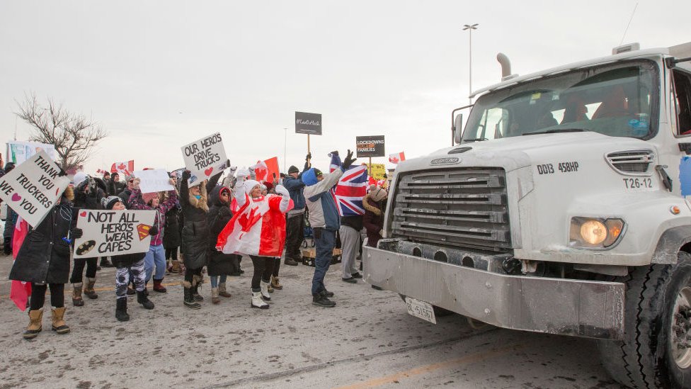 Korona virus: Podvarijanta omikrona otkrivena u Sloveniji i Hrvatskoj, u EU od danas ograničeno važenje kovid sertifikata 5 A truck is greeted as it passes by some of those who gathered to show support for the cross country truck convoy.