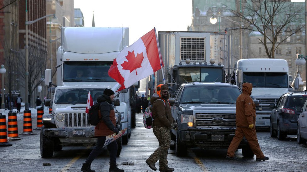 Korona virus, protesti i Kanada: Premije Trudo kaže da nema govora o slanju vojske na kamiondžije 3 Supporters of the "Freedom Convoy" protesting against Covid-19 vaccine mandates and restrictions in front of the Parliament of Canada