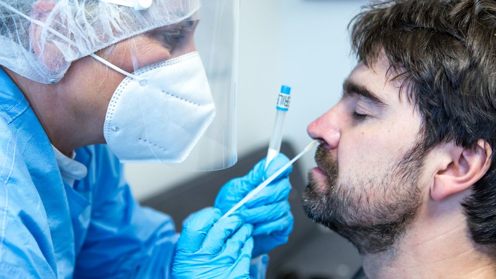 Korona virus: Krizni štab u martu o ukidanju mera u Srbiji, Bil Gejts strahuje od nove pandemije 1 Nose swabbing