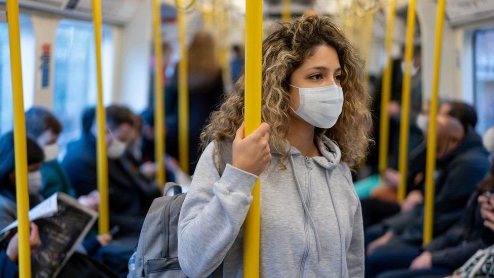 Korona virus: U februaru moguć novi raspust za đake u Srbiji, uskoro odluka o četvrtoj dozi, evropske zemlje ukidaju mere 1 devojka s maskom