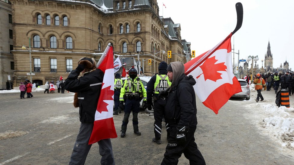 Korona virus, protesti i Kanada: Otava proglasila vanredno stanje, gradonačelnik kaže da je situacija izmakla kontroli 1 Police officers keep a watchful eye on protesters in Ottawa, 6 February