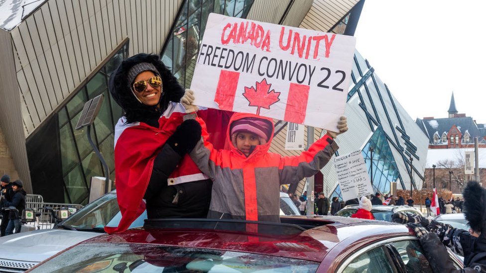 Korona virus, protesti i Kanada: „Psihološki rat" - u Otavi vanredno stanje, sudija naredio kamiondžijama da prestanu da trube 4 Protesters in downtown Ottawa over the weekend