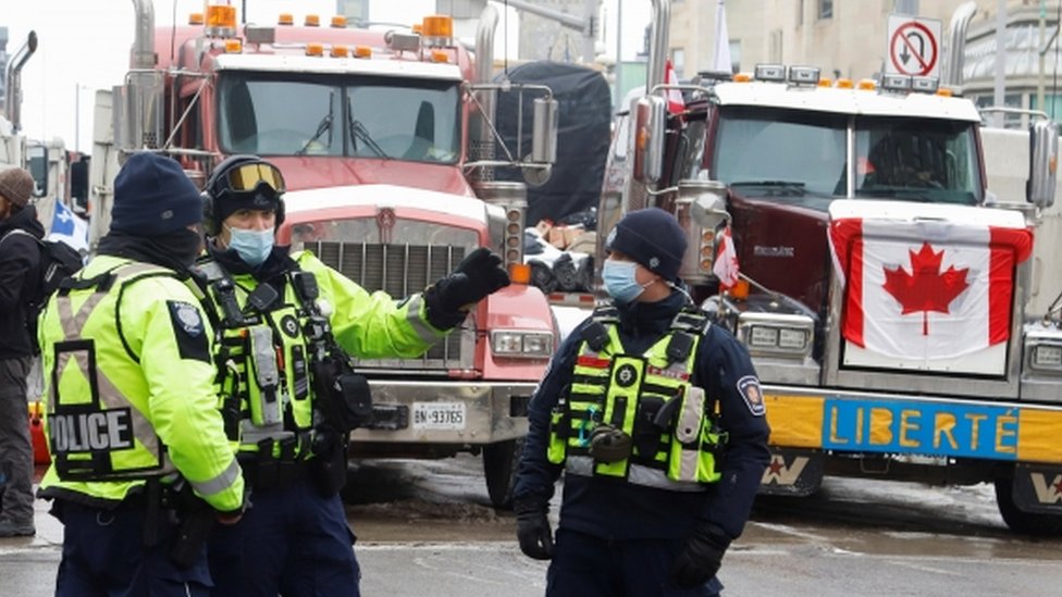 Korona virus i Kanada: Uhapšene vođe protesta, počelo zamrzavanje bankovnih računa demonstranata 4 Police members patrol a downtown area