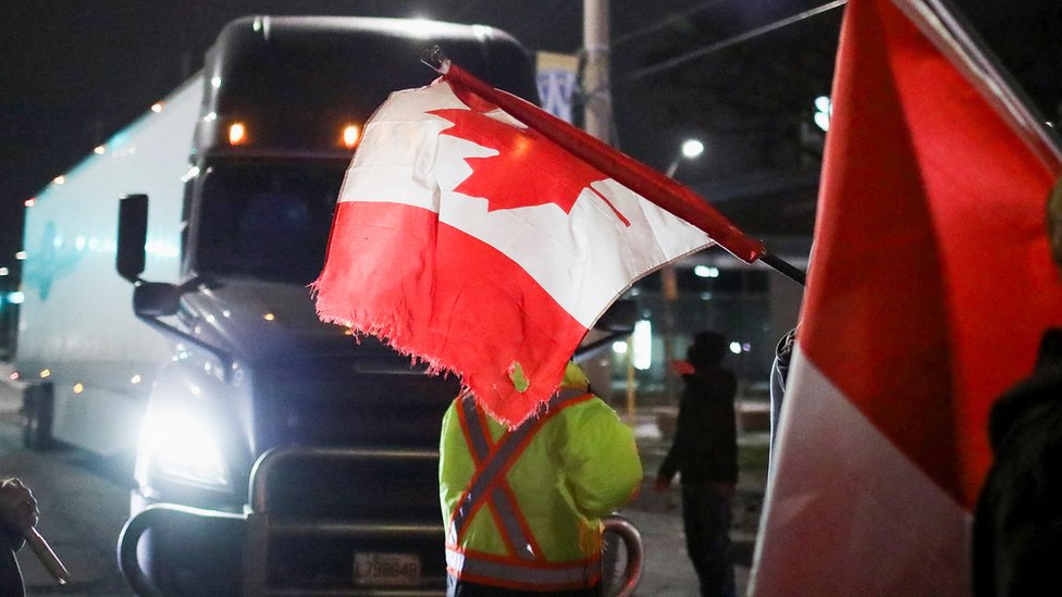 Korona virus. Kanada i Francuska: Vlasti u Parizu zabranile Konvoj slobode, vanredno stanje u kanadskoj pokrajini Ontario 2 The Ambassador Bridge between Detroit and Windsor carries nearly 30% of US-Canada trade