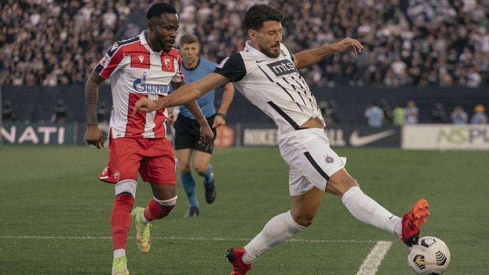 Sport i korona virus: Uefa najavljuje pooštravanje mera - ko sve prvo mora na vakcinu, pa na teren 1 Gelor Kanga (Crvena zvezda) i Miloš Jojić (Partizana) pretrčali su kilometre i kilometre