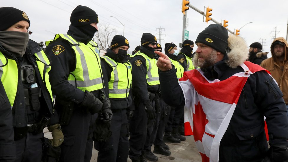 Korona virus: Manje novozaraženih u Srbiji, policija razbija proteste u Kanadi i Francuskoj 1 A protester confronts police
