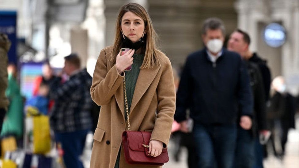Korona virus: Nastavlja se blagi pad broja ljudi u kovid bolnicama u Srbiji, ukinuto vanredno stanje u Italiji 1 devojka sa maskom