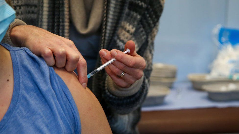 Korona virus: Nastavlja da pada broj novozaraženih u Srbiji, u Engleskoj uništeno skoro pet miliona doza vakcina 1 vakcinacija