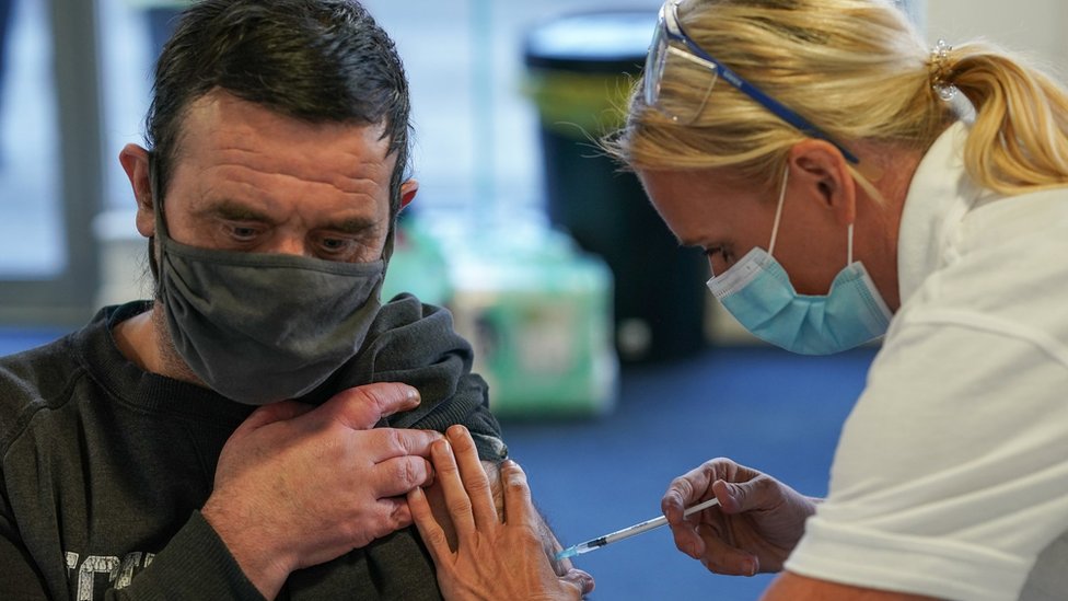 Korona virus: Pet stvari o kojima moramo da vodimo računa posle popuštanja mera 5 Čovek prima vakcinu