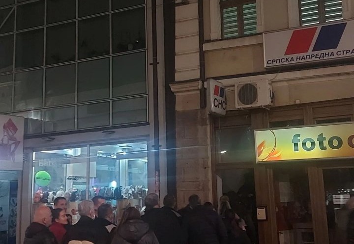 Noćno skupljanje potpisa, potpisnici ucenjeni radnim mestom? (VIDEO) 1 sns4