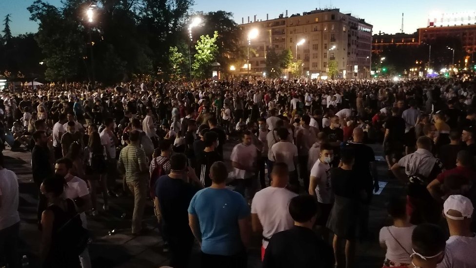 Korona virus: „Ceo dan radiš, pa trčiš da stigneš kući pre policijskog časa" - kako je Srbija stala na 50 dana 3 Protesti ispred Skupštine