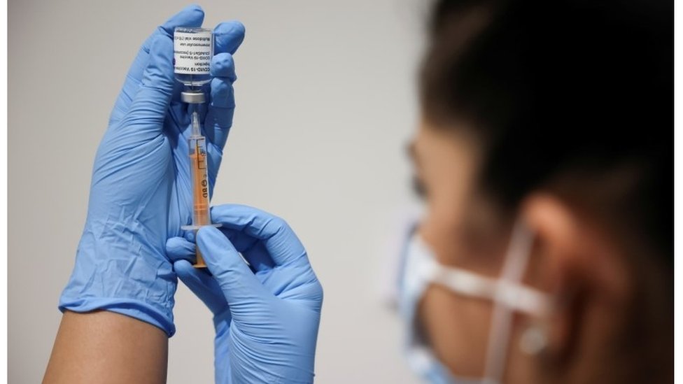 Korona virus: Bolnice u Srbiji izlaze iz kovid sistema, Austrija obustavila obaveznu vakcinaciju 1 Woman holding vaccine