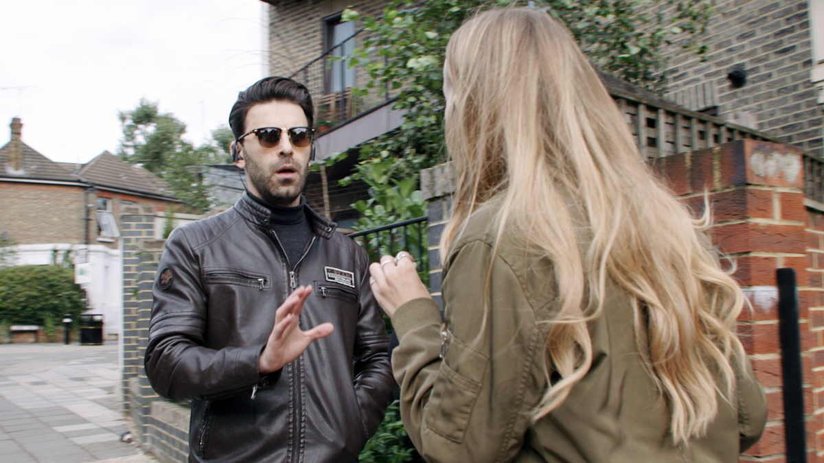 Internet i prevare: Desetine ljudi namamljeno da rade za lažnu dizajnersku agenciju 10 Ali Ayad confronted by the BBC in west London