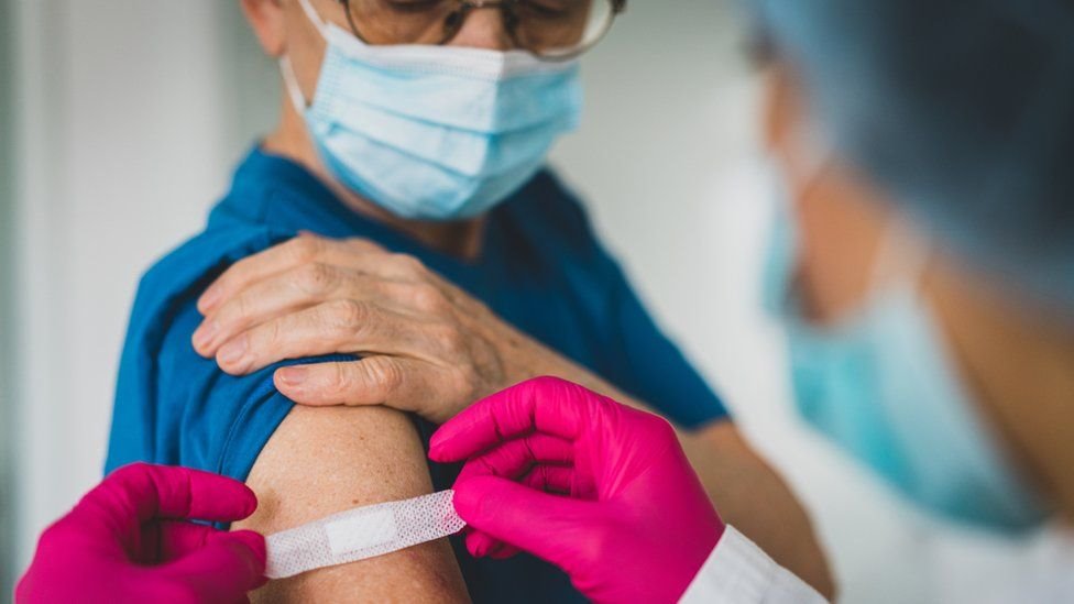 Korona virus: Od subote Srbija ukida važenje propusnica, maske samo preporuka, pandemija daleko od kraja - upozorava SZO 3 vakcinacija