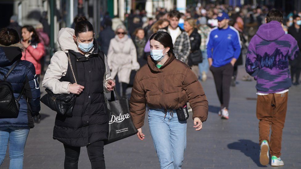 devojke s maskama na ulici