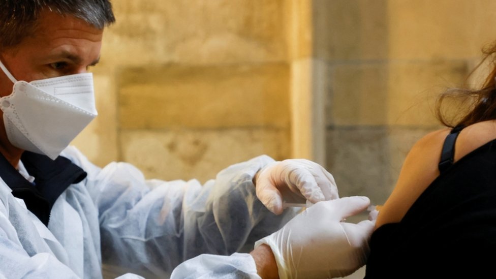 Korona virus: Od subote Srbija ukida važenje propusnica, maske samo preporuka, pandemija daleko od kraja - upozorava SZO 1 Vaccine administered in St Stephen's Cathedral in Vienna - 5 February
