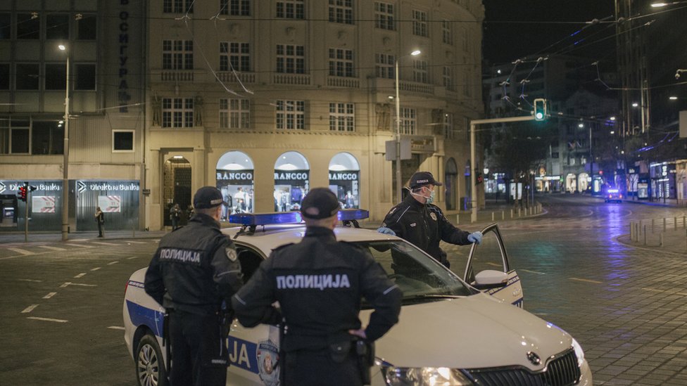 Korona virus: „Ceo dan radiš, pa trčiš da stigneš kući pre policijskog časa" - kako je Srbija stala na 50 dana 1 Policija kontroliše poštovanje mera na Trgu republike u Beogradu