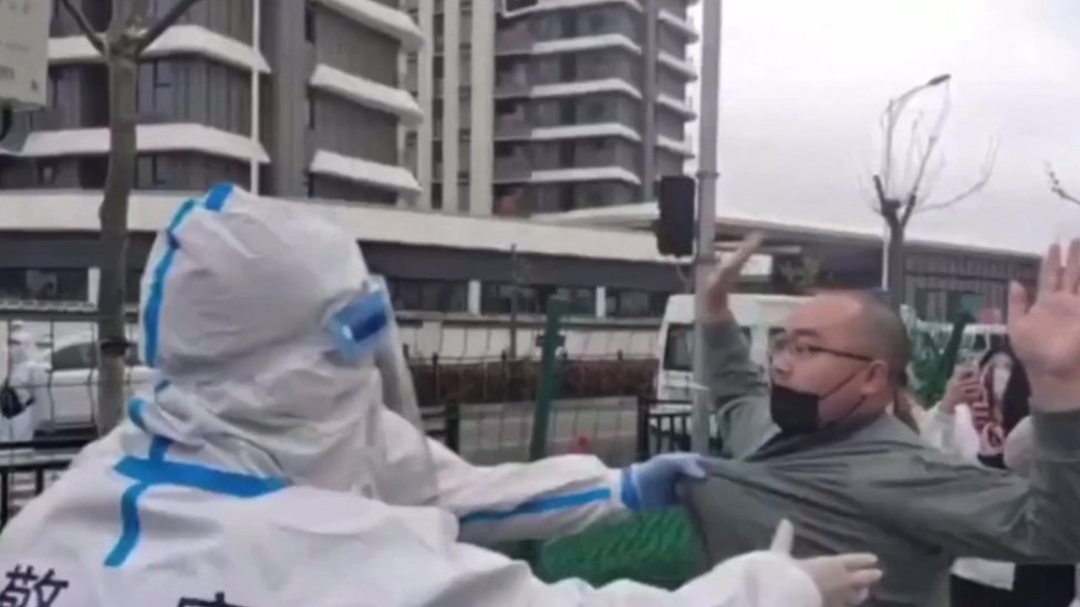 Kina i korona virus: Sukobi u Šangaju zbog strogih mera karantina i nedostatka hrane 1 Shanghai police remove protester
