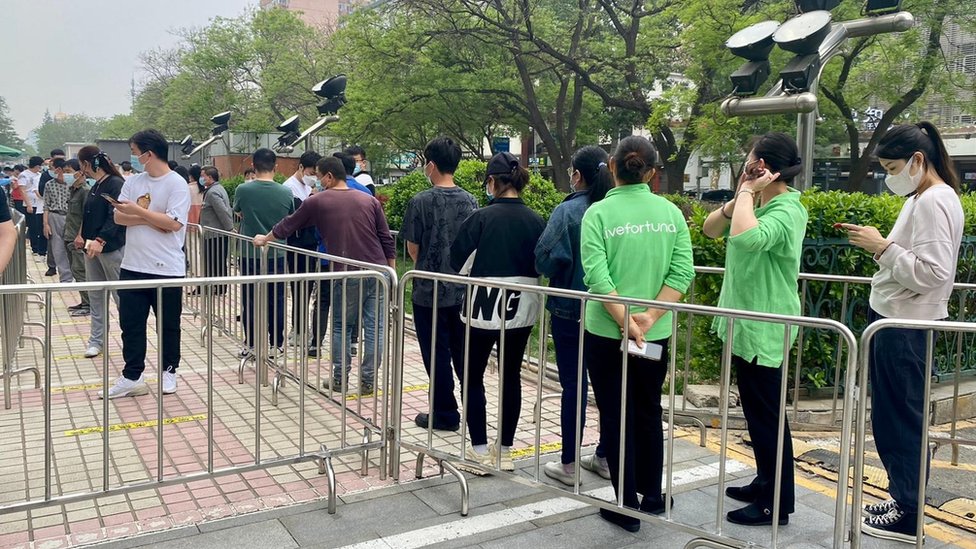 Korona virus i Kina: U Pekingu počinje masovno testiranje, prodavnice se prazne 2 People in Chaoyang queueing up to get tested