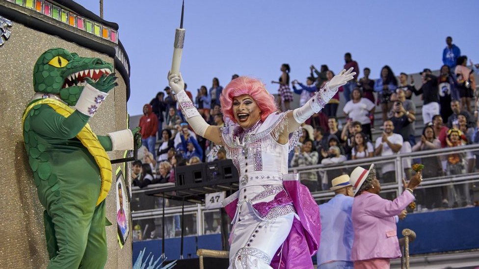 Korona virus i Brazil: Predsednik Bolsonaro ismejan na karnevalu - pretvorili ga u krokodila 1 A person dressed as a crocodile and another as a nurse holding a big syringe