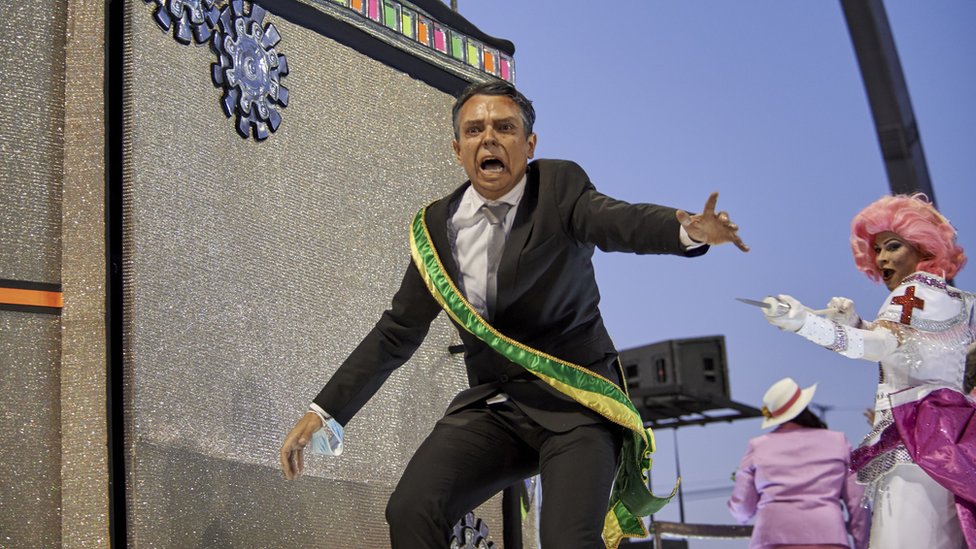 Korona virus i Brazil: Predsednik Bolsonaro ismejan na karnevalu - pretvorili ga u krokodila 3 Samba performer depicting President Bolsonaro