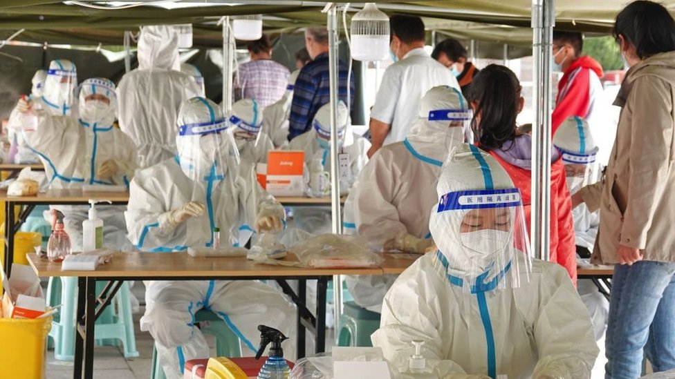 Korona virus i Kina: Zašto stanovnici paniče zbog novog zaključavanja 3 Medicinski radnici testiraju građane u provinciji Šandong