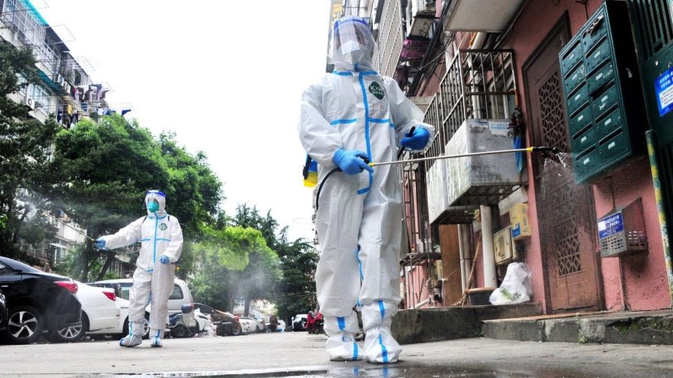 Korona virus i Kina: Zašto stanovnici paniče zbog novog zaključavanja 4 U Šangaju, gradu u kojem živi 25 miliona ljudi, uvedene su stroge mere početkom aprila