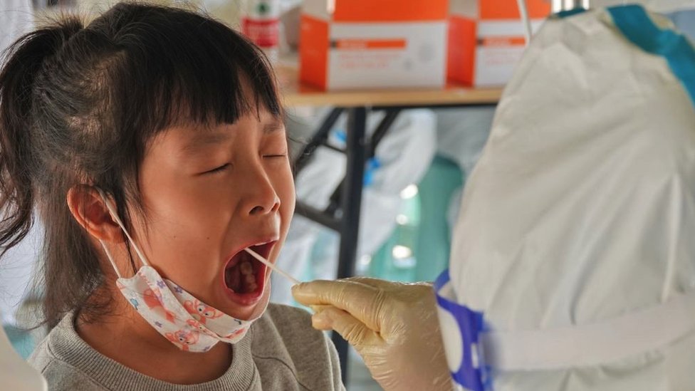 Korona virus i Kina: Zašto stanovnici paniče zbog novog zaključavanja 1 Testiranje na korona virus u gradu Jantai u istočnoj kineskoj provinciji Šandong