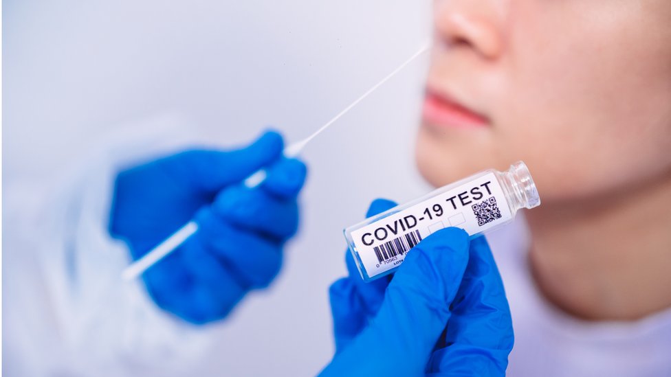 Zdravlje i korona virus: Kako se simptomi razlikuju kod nevakcinisanih i onih koji su primili dve ili više doza 3 A woman doing a Covid test