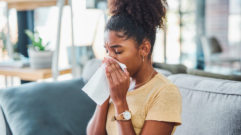 Zdravlje i korona virus: Kako se simptomi razlikuju kod nevakcinisanih i onih koji su primili dve ili više doza 1 A woman blowing her nose